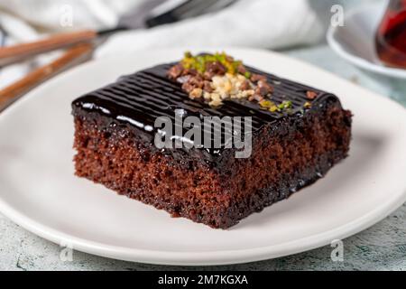 Schokoladenkuchen auf grauem Hintergrund. Schokoladentorte. Backwaren-Desserts. Schließen Stockfoto