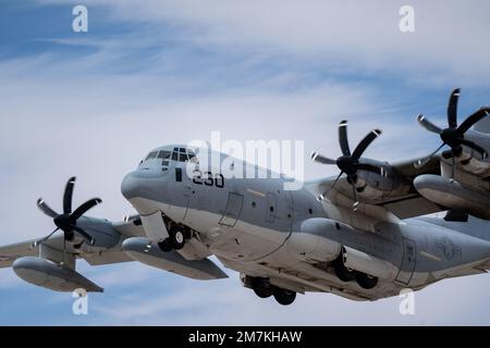 Ein U.S. Marine Corps KC-130J Super Hercules startet während der Black Flag 22-1 auf der Nellis Air Force Base, Nevada, am 10. Mai 2022. Die KC-130J Super Hercules ist ein stationäres Flugzeug mit mittlerem Auftrieb, das die Einsatzkräfte der Flotte über große Entfernungen, landgestützte taktische und logistische Unterstützung bietet. Air Combat Command, Air Power, Black Flag, Nellis AFB, Start, Start Dienstag, Stockfoto