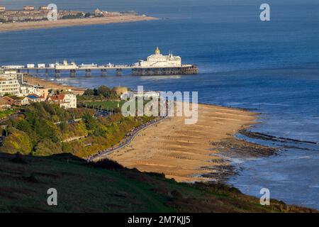 Weiter Blick auf den Eastbourne Pier mit der goldfarbenen Kamera Obscura Dachdetails - Blick von Beachy Head nach Osten. Stockfoto