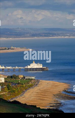 Weiter Blick auf den Eastbourne Pier mit der goldfarbenen Kamera Obscura Dachdetails - Blick von Beachy Head nach Osten. Stockfoto