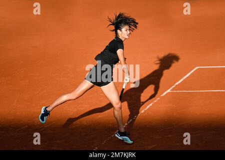Die britische Profi-Tennisspielerin Emma Raducanu während eines Trainings anlässlich des Tennisturniers Roland-Garros am 19. Mai 2022 Stockfoto