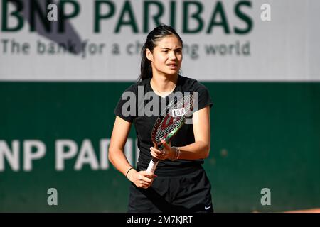 Die britische Profi-Tennisspielerin Emma Raducanu während eines Trainings anlässlich des Tennisturniers Roland-Garros am 19. Mai 2022 Stockfoto