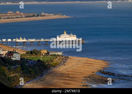 Weiter Blick auf den Eastbourne Pier mit der goldfarbenen Kamera Obscura Dachdetails - Blick von Beachy Head nach Osten. Stockfoto