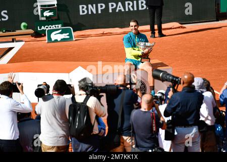 Der spanische Profi-Tennisspieler Rafael Nadal, Gewinner des Roland-Garros-Tennisturniers zum 14. Mal, am 05. Juni 2022. Rafael Nadal Holdi Stockfoto