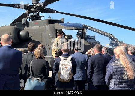 Oberbefehlshaber 3 Maximillian Wannelius (rechts) und Oberbefehlshaber 2 Jonathan Keane (links), Apachepiloten vom 1.-3. Angriffsbataillon, 12. Kampfluftfahrtbrigade stellen den AH-64D Apache Longbow Helikopter für Mitglieder des Verteidigungs- und Sicherheitsausschusses der Parlamentarischen Versammlung der NATO auf dem Luftwaffenstützpunkt Lielvārde zur Verfügung. Lettland am 10. Mai 2022. Wannelius demonstriert dem Ausschuss das integrierte Helm- und Sichtsystem (IHADSS). 12 CAB ist unter anderem dem V Corps zugeteilt, dem Forward Disponated Corps in Europa, das mit den NATO-Alliierten und der reg zusammenarbeitet Stockfoto