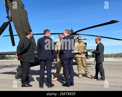 Oberbefehlshaber 3 Maximillian Wannelius (links) und Oberbefehlshaber 2 Jonathan Keane (rechts), Apachenpiloten vom 1.-3. Angriffsbataillon, 12. Combat Aviation Brigade diskutiert die Rolle des AH-64D Apache Longbow Helikopters im globalen Krieg gegen den Terror im Anschluss an einen Fähigkeitsbericht des AH-64D Apache Longbow Helikopters mit Mitgliedern des Verteidigungs- und Sicherheitsausschusses der Parlamentarischen Versammlung der NATO am Luftwaffenstützpunkt Lielvārde, Lettland, am 10. Mai 2022. 12 CAB ist unter anderem dem V Corps zugeteilt, dem Forward Disponated Corps in Europa, das mit den NATO-Alliierten und der regionalen Börsenaufsicht zusammenarbeitet Stockfoto