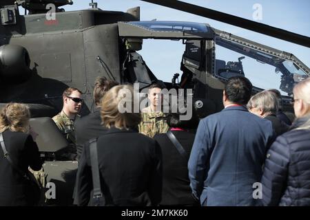 Oberbefehlshaber 3 Maximillian Wannelius (rechts) und Oberbefehlshaber 2 Jonathan Keane (links), Apachenpiloten vom 1.-3. Angriffsbataillon, 12. Combat Aviation Brigade Beantwortung von Fragen im Anschluss an einen Fähigkeitenbrief des AH-64D Apache Longbow Hubschraubers für Mitglieder des Verteidigungs- und Sicherheitsausschusses der NATO-Parlamentarischen Versammlung am Luftwaffenstützpunkt Lielvārde, Lettland, am 10. Mai 2022. 12 CAB ist unter anderem dem V Corps, dem Forward Disponated Corps in Europa, zugewiesen, das mit den NATO-Alliierten und regionalen Sicherheitspartnern zusammenarbeitet, um Kampfkräfte bereitzustellen, gemeinsam und mult durchzuführen Stockfoto