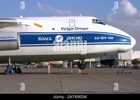Antonov an-124-100 Ruslan von Volga-Dnepr Airlines auf Wagenhebern für Wartungsarbeiten in Sharjah VAE Stockfoto