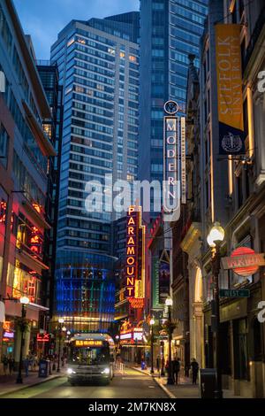 Eine vertikale Aufnahme einer belebten Straße in Boston am Abend, Massachusetts Stockfoto