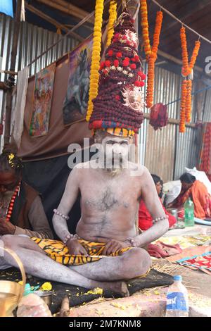 9. Januar 2023, Kalkutta, Westbengalen, Indien: Naga Sadhu oder Hinduheiliger Mann in einem Transitlager auf dem Weg nach Gangasagar. (Kreditbild: © Dipa Chakraborty/Pacific Press via ZUMA Press Wire) NUR REDAKTIONELLE VERWENDUNG! Nicht für den kommerziellen GEBRAUCH! Stockfoto