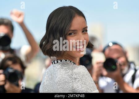Schauspielerin Lyna Khoudri, die während des Fotogesprächs des Films „Nos Frangins“ anlässlich des Filmfestivals in Cannes am 24. Mai 2022 posierte Stockfoto
