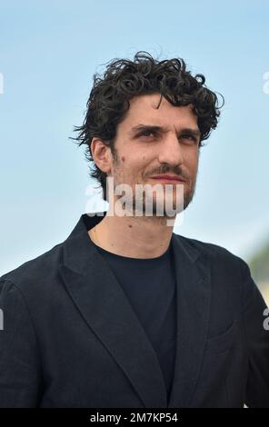 Schauspieler Louis Garrel, der anlässlich des Filmfestivals in Cannes am 24. Mai beim Fototermin des Films "The Innocent" (französischer Film "L'Innocent") posierte; Stockfoto