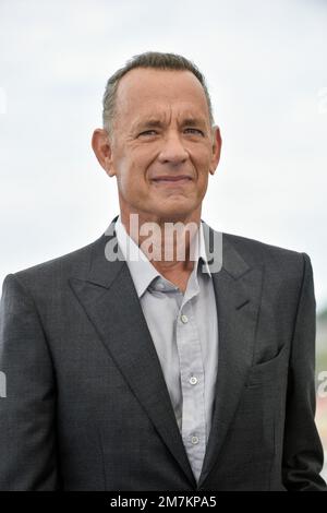 Schauspieler Tom Hanks, der während des Fotogesprächs des Films „Elvis“ anlässlich des Filmfestivals in Cannes am 26. Mai 2022 posierte Stockfoto