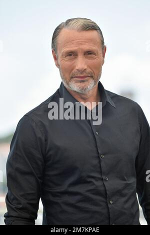 Schauspieler Mads Mikkelsen, der während eines Fotogesprächs anlässlich des Filmfestivals von Cannes am 26. Mai 2022 posierte Stockfoto