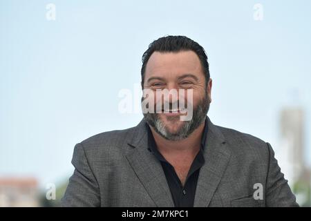 Schauspieler Denis Menochet, der während des Fotogesprächs des Films „As Bestas“ anlässlich des Filmfestivals in Cannes am 27. Mai 2022 posierte Stockfoto