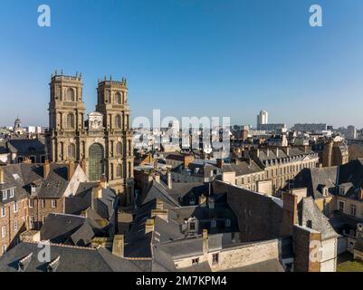 Rennes (Bretagne, Nordwestfrankreich): Blick aus der Vogelperspektive auf den Petersdom („Kathedrale Saint-Pierre“) und die Dächer der Stadt Stockfoto