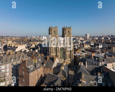 Rennes (Bretagne, Nordwestfrankreich): Blick aus der Vogelperspektive auf den Petersdom („Kathedrale Saint-Pierre“) und die Dächer der Stadt Stockfoto