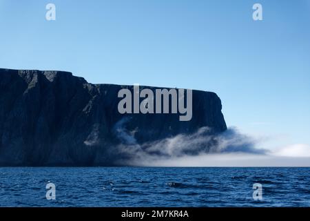 Die nördlichste Spitze Europas große Felsenklippe von Nordkap oder Nordkapp am Sommertag mit dramatischem Nebel auf der Insel Mageroya in Finnmark in Stockfoto