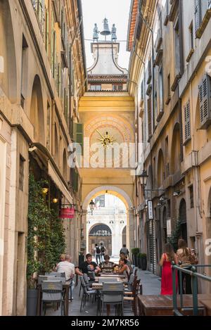 Torre dell'Orologio Brescia, Blick auf die historische astronomische Uhr auf der Rückseite des Torre dell'Orologio, von der Via Cesare Beccaria aus gesehen Stockfoto