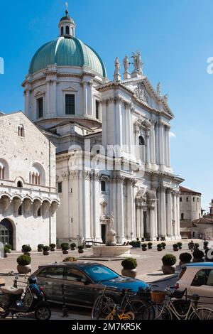 Kathedrale Brescia, Blick im Sommer auf die C17. Neue Kathedrale (Duomo Nuovo) auf der Piazza Paolo VI, Brescia, Lombardei, Italien Stockfoto