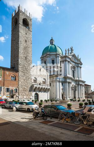 Brescia Kathedrale, Blick im Sommer auf die C17. Neue Kathedrale (Duomo Nuovo), den Palazzo Broletto und Torre del Pegol, Brescia, Lombardei, Italien Stockfoto