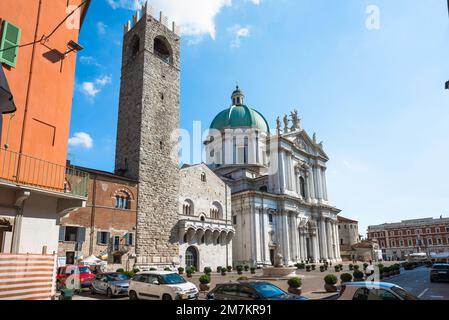 Brescia Kathedrale, Blick im Sommer auf die C17. Neue Kathedrale (Duomo Nuovo), den Palazzo Broletto und Torre del Pegol, Brescia, Lombardei, Italien Stockfoto