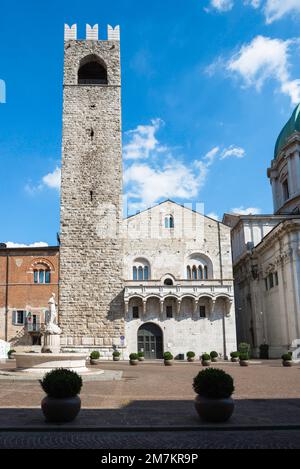 Torre del pegol Brescia, Blick im Sommer auf die Renaissance-Ära Torre del pegol und den angrenzenden Palazzo del Broletto, Piazza Paolo VI, Brescia, Italien Stockfoto