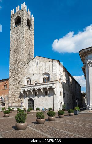 Palazzo Broletto Brescia, Blick auf den Renaissance-Palast Palazzo del Broletto und den angrenzenden Torre del Pegol, Piazza Paolo VI, Brescia, Italien Stockfoto