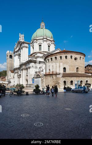 Kathedrale von Brescia, Blick im Sommer auf die alte (Rotonda) Kathedrale aus dem Jahr C12. und die neue Kathedrale aus dem Jahr C17. auf der Piazza Paolo VI in Brescia, Italien Stockfoto