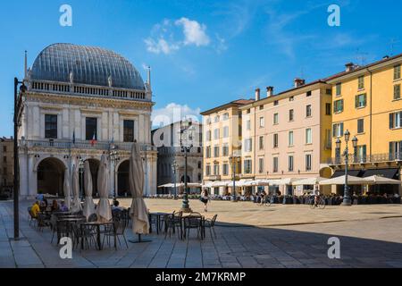 Brescia piazza, im Sommer Blick auf den Palazzo della Loggia (links), der sich in der malerischen Renaissance-Ära der Piazza della Loggia in Brescia, Lombardei Italien befindet Stockfoto