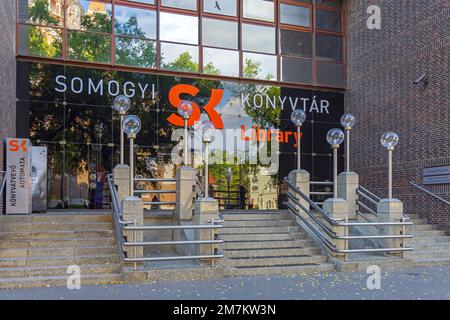 Szeged, Ungarn - 30. Juli 2022: Eintritt zur Universität Szeged SZTE Klebelsberg City Library Building, Stockfoto