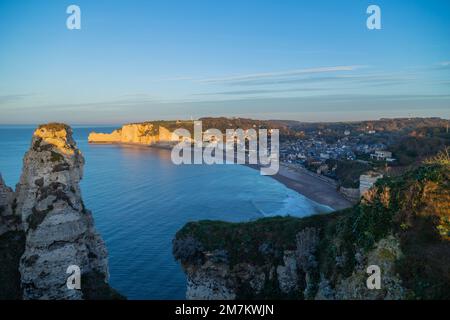 Blick auf den Strand von Etretat in der Normandie, einer beliebten französischen Küstenstadt, die für ihre Kreidefelsen bekannt ist Stockfoto