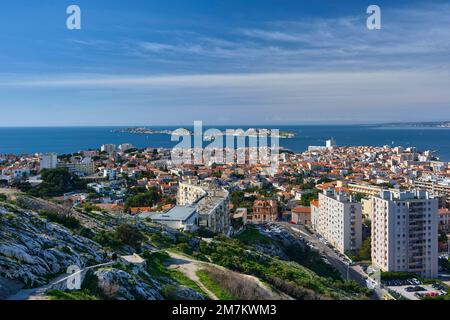 Marseille (Südostfrankreich): Überblick über die Stadt von der Basilika Notre-Dame de la Garde. Gebäude im Bezirk Endourne, mit Dächern Stockfoto