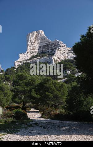 Marseille (Südostfrankreich): Küstenlandschaft entlang der „Calanques“ (felsige Buchten) und Wanderweg GR98 *** Ortsbeschreibung *** Stockfoto