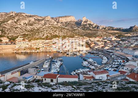 Marseille (Südostfrankreich): Les Goudes im 8. Arrondissement (Bezirk) mit seinen Häusern und seinem traditionellen Hafen am Eingang zum Stockfoto