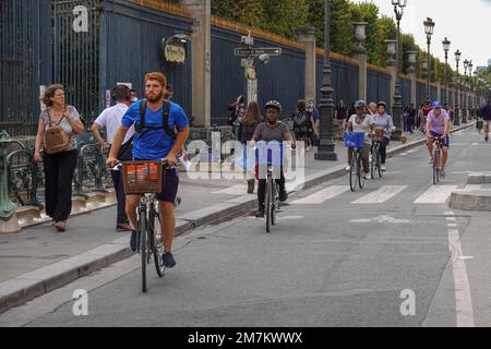 Frankreich, Paris, Radfahrer fahren auf der Rue de Rivoli, 1. Arrondissement, typische Luxusstraße Foto © Fabio Mazzarella/Sintesi/Alamy Stock Photo Stockfoto