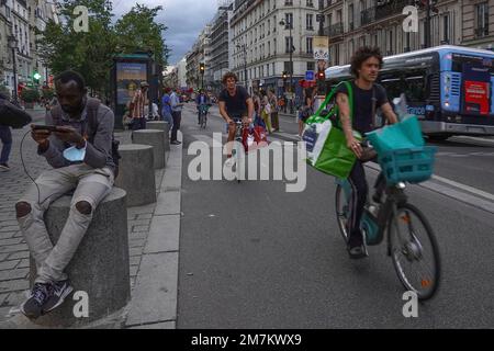 Frankreich, Paris, Radfahrer fahren auf der Rue de Rivoli, 1. Arrondissement, typische Luxusstraße Foto © Fabio Mazzarella/Sintesi/Alamy Stock Photo Stockfoto