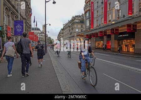 Frankreich, Paris, Radfahrer fahren auf der Rue de Rivoli, 1. Arrondissement, typische Luxusstraße Foto © Fabio Mazzarella/Sintesi/Alamy Stock Photo Stockfoto