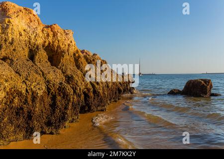 Strand Praia Grande in Ferragudo an der Algarve in Portugal Stockfoto