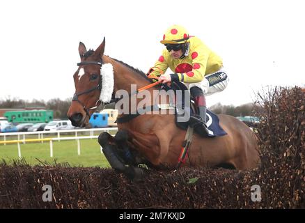 Bei den Sky Bet Afternoon Races in Doncaster Racecourse könnt ihr die Angst des Jockey Sam Twiston-Davies in The Sky Bet UKS No.1 Wetten App Handicap Chase von Anfängern spüren. Foto: Dienstag, 10. Januar 2023. Stockfoto