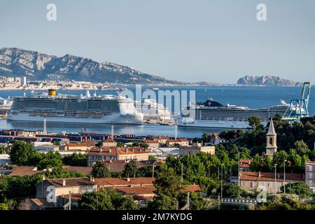 Marseille (Südostfrankreich): Kreuzfahrtschiffe entlang des Kais im Großen Seehafen Marseille (GPMM), Kreuzfahrthafen Marseille Provence, MPCT. Stockfoto