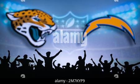 JACKSONVILLE, USA, 10. JANUAR 2023: Los Angeles Chargers vs. Jacksonville Jaguars. NFL Wild Card Round 2023, Silhouette von Fans, die das Team A unterstützen Stockfoto
