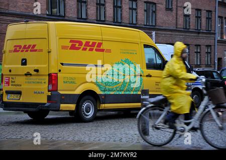 Kopenhagen/Dänemark/09. Januar 2023/deutscher DHL-Paketlieferwagen in Kopenhagen Dänemark. (Foto: Francis Joseph Dean/Dean Pictures) Stockfoto
