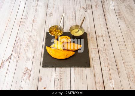 Eine Empanada ist ein dünner Brotteig, Shortcrust-Gebäck oder Blätterteig, gefüllt mit einer salzigen oder süßen Zubereitung und gebacken oder gebraten. Die Einfülldose umfasst Stockfoto