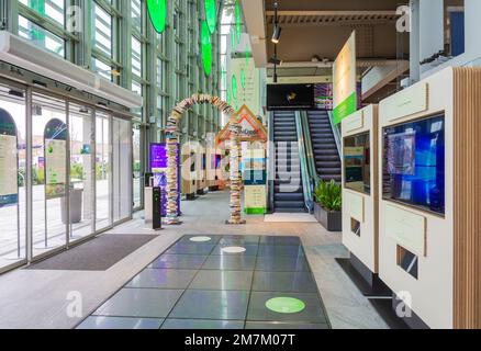 Green Pea Building: Das erste Einkaufszentrum für biologisch nachhaltige Produkte. Produkte für den Innenbereich – Turin, Piemont, Europa, Italien Stockfoto