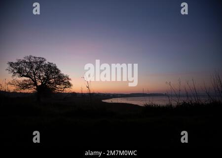 Blick auf die Morgendämmerung über den River Stour Stockfoto