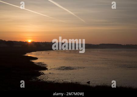 Blick auf die Morgendämmerung über den River Stour Stockfoto