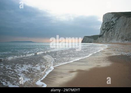 Küstenlandschaft vom Strand jenseits von Durdle Door Stockfoto