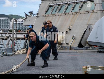 AZOREN, Portugal (10. Mai 2022) Matrosen an Bord des Kampfschiffs USS Sioux City (LCS 11), das in der Freiheitsvariante eingesetzt wird, bedienen die Leine auf dem Meer und legen Anker, wenn Sioux City die Azoren, Portugal, nach einer planmäßigen Logistikhaltestelle verlässt, 10. Mai 2022. Sioux City ist im Atlantischen Ozean tätig, um Marineeinsätze zu unterstützen, um die Stabilität und Sicherheit der Meere zu gewährleisten, den Zugang zu ihnen zu gewährleisten, Aggressionen abzuwehren und die Interessen der USA, der Alliierten und der Partner zu verteidigen. Stockfoto