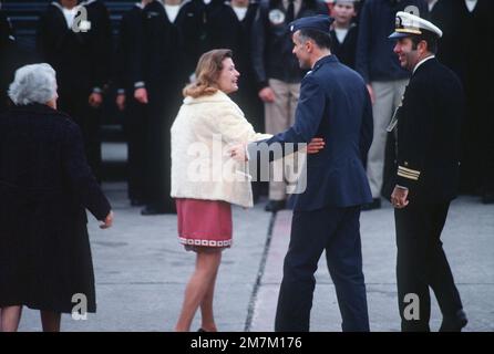 Ehemaliger Kriegsgefangener und USA Air Force LCOL George Grigsby McKnight wird von einem geliebten Menschen auf der Rampe begrüßt. LCOL McKnight wurde am 6. November 65 gefangen genommen und am 12. Februar 73 von den Nordvietnamesen in Hanoi freigelassen. Betreff Operation/Serie: HOMECOMING Base: Naval Air Station, Alameda Staat: Kalifornien (CA) Land: Vereinigte Staaten von Amerika (USA) Stockfoto